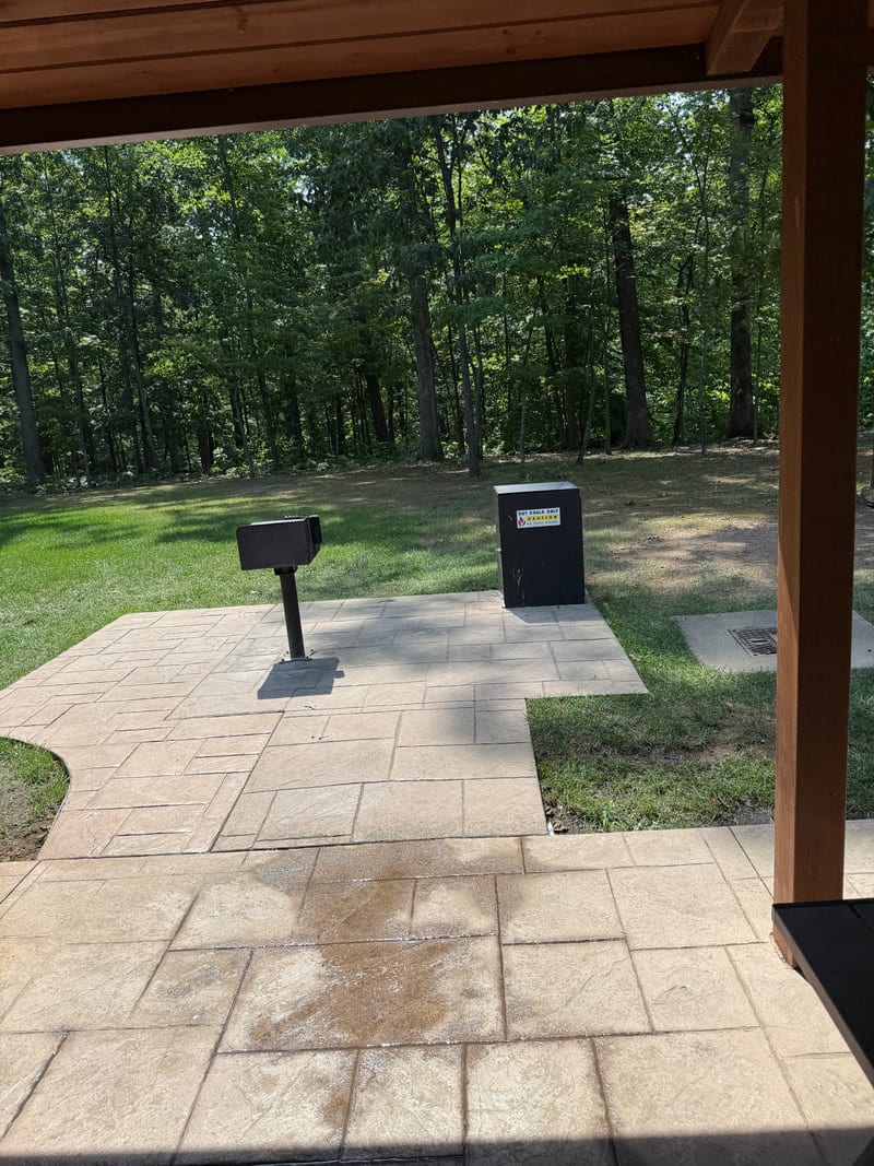 An accessible picnic shelter and table beside the parking lot at Potomac Crossing Park